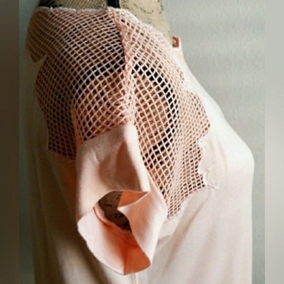 🎁BKE Scalloped Hem with Open Weave Inset Blouse🎁 - Picture 4 of 6